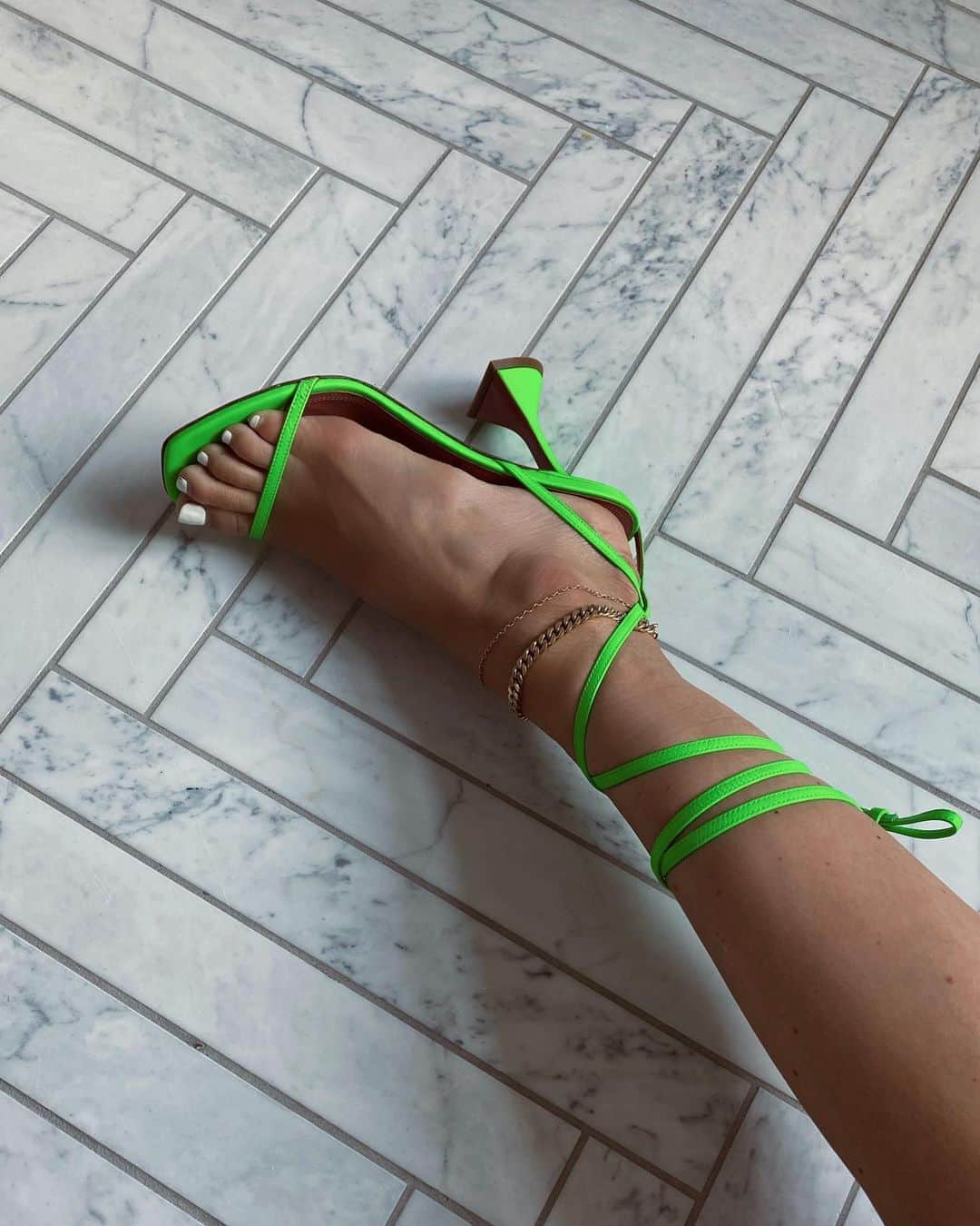 ペニーレ・タイスベックのインスタグラム：「Annonce @mytheresa.com  Best kind of greens💚 #TheShoeClub」