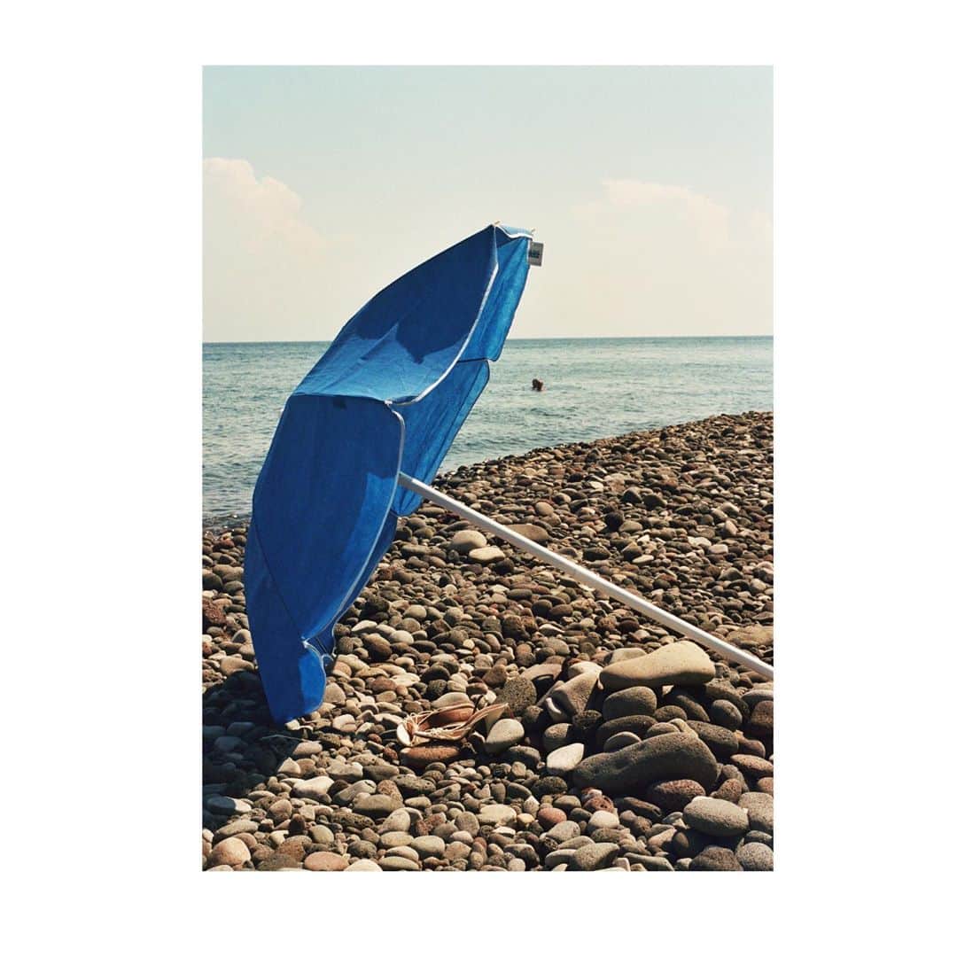 ロートルショーズさんのインスタグラム写真 - (ロートルショーズInstagram)「Neverending Summer. Sailing through the Eolian Islands, Italy - 2020  An analog photography project by Emma Scarafiotti ( @emma_nica ) #LautreChose」9月13日 2時16分 - lautrechose