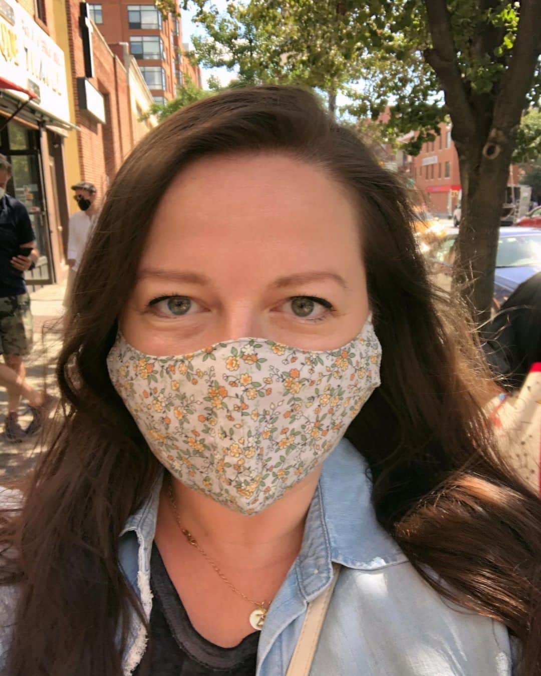 のインスタグラム：「Incidental side benefit of wearing a mask: running your lines in public under cover 🎭 #wearamask #careforeachother #ilovenewyork」