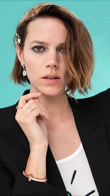 のインスタグラム：「Tough act to follow. Go behind the scenes with #FrejaBehaErichsen for a look at Tiffany T1. A bold representation of you, now available in 18k yellow and white gold. Discover more via the link in bio. #TiffanyT1 #TiffanyT #TiffanyAndCo」