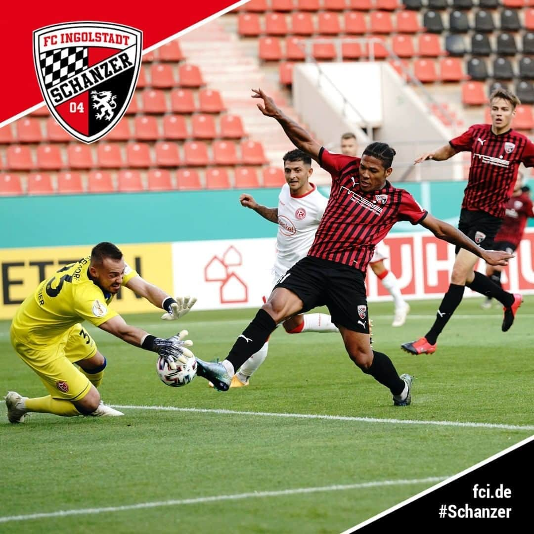 FCインゴルシュタット04さんのインスタグラム写真 - (FCインゴルシュタット04Instagram)「HALBZEIT ⚫️🔴 Die #Schanzer verteidigen knallhart, lassen gegen den Favoriten relativ wenig zu und hatten durch #Butler und #Elva tolle Konterchancen. Stark bleiben und WEITER SO, Männer‼️🤜🤛 . . #DFBPokal #FCIF95 #Berlin2021 #f95 #schanzerdassindwir #Schanzerfürimmer #Ingolstadt #FCI #FCIngolstadt #soccer #fussball #football #Düsseldorf #Fortuna #immerweiter #zamhoidn #Team #Familie #Dahoam #Zusammenhalt #Heimspiel #AudiSportpark #einfachkriegstduwoanders #Pokal」9月13日 2時22分 - dieschanzer