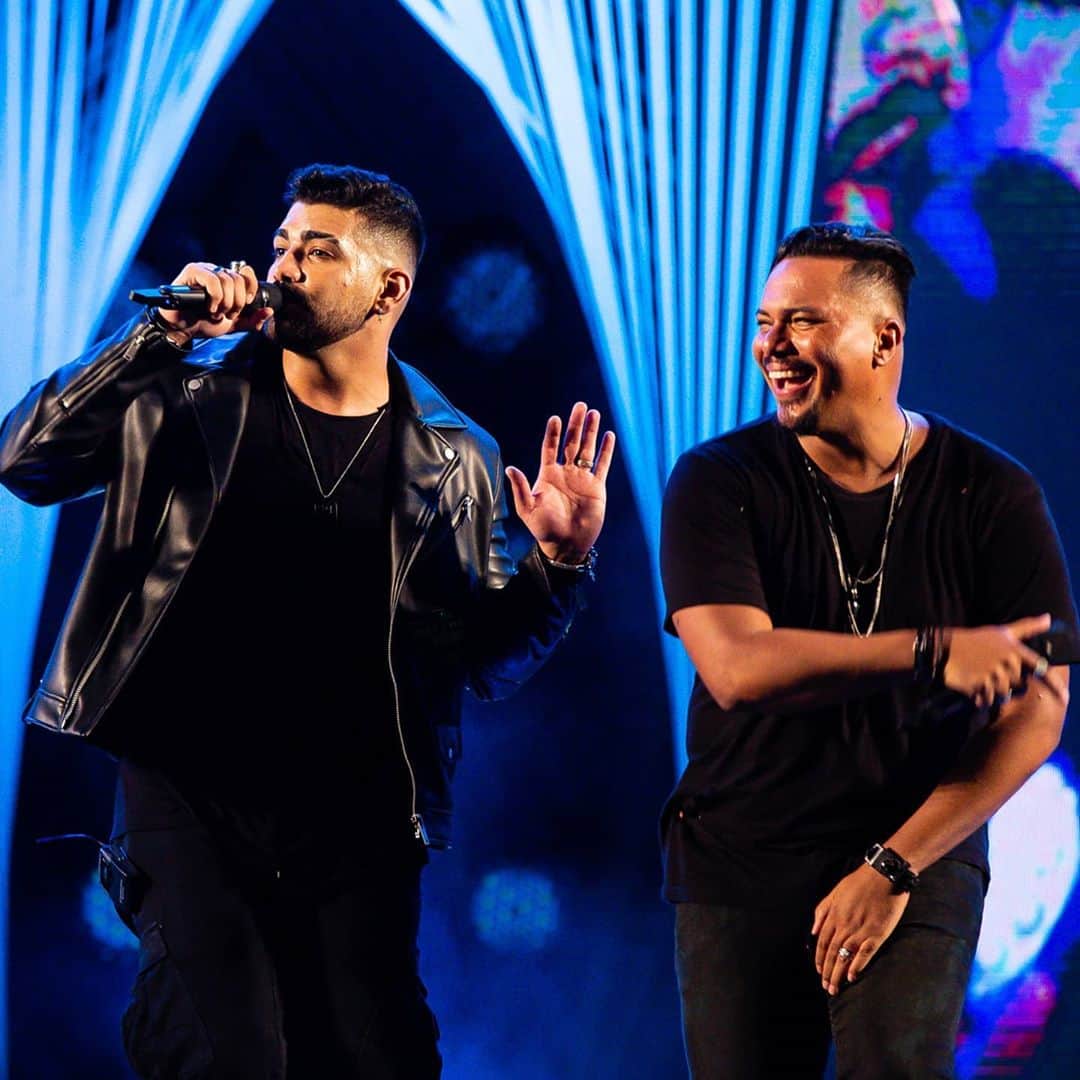 Sorriso Marotoのインスタグラム：「Que noite, minha gente! 😍 Vocês curtiram? Qual palavra define o show de ontem pra vocês? 😀 #SorrisoeDilsinhoJuntos @bcbrunocardoso @eusergiojr @crisjog @vinisorriso @frd.silva @dilsinho 📷 @ovitorbranco」