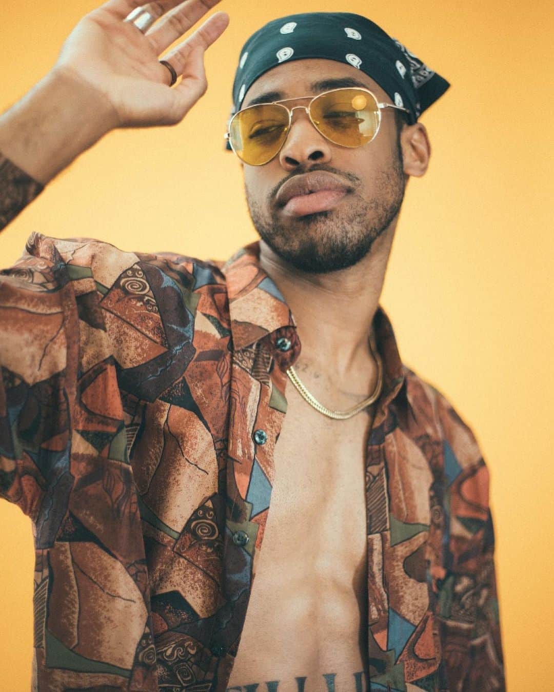 タイタス・マキン・ジュニアのインスタグラム：「BEEN TOO LONG FAM! Been workin up a storm on some new music for you all, that I can finally start releasing!💫 You can now PRE-SAVE my new song “5 MINUTES” that officially comes out SEPTEMBER 23rd on all platforms! Just click the link in my bio :) • • It’s such a funky dance bop, that I can’t wait for y’all to hear! MUSIC VIDEO coming soon after 🙌🏾 • • 📸 @katielevinephoto  👕 @thasupremecourt」