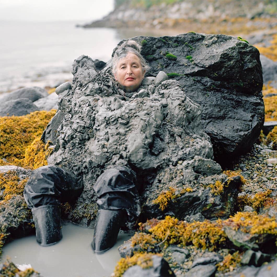 TED Talksのインスタグラム：「How far would you be willing to go for art? For this series of portraits, artists Riitta Ikonen and Karoline Hjorth cover their subjects in ethereal sculptures made from mud, sticks, kelp and other earthy elements. The pair was inspired by the integral role of nature in Nordic folklore and wanted to celebrate the people closest to those traditional tales: The elderly. They collaborated with farmers, fishermen, cosmologists and more in Iceland,  Norway — and as far away as Senegal! ”To us, much of Western society is unnecessarily confused when it comes to the usefulness of this absolutely rock-and-roll demographic," says Hjorth, noting that participation is voluntary but can get uncomfortable. "If you have doubts in the beginning, you will definitely regret it by the time Riitta is stuffing cold, wet bull kelp up your nose." Click the link in our bio to see more of these stunning images and learn the stories behind them.  [Images: @karoline.hjorth, @dashdorn, @eyesasbigasplates]」