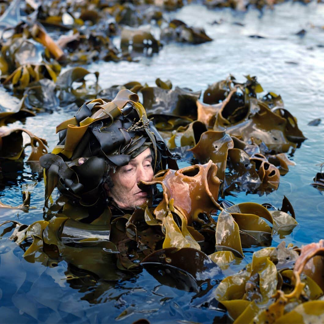 TED Talksさんのインスタグラム写真 - (TED TalksInstagram)「How far would you be willing to go for art? For this series of portraits, artists Riitta Ikonen and Karoline Hjorth cover their subjects in ethereal sculptures made from mud, sticks, kelp and other earthy elements. The pair was inspired by the integral role of nature in Nordic folklore and wanted to celebrate the people closest to those traditional tales: The elderly. They collaborated with farmers, fishermen, cosmologists and more in Iceland,  Norway — and as far away as Senegal! ”To us, much of Western society is unnecessarily confused when it comes to the usefulness of this absolutely rock-and-roll demographic," says Hjorth, noting that participation is voluntary but can get uncomfortable. "If you have doubts in the beginning, you will definitely regret it by the time Riitta is stuffing cold, wet bull kelp up your nose." Click the link in our bio to see more of these stunning images and learn the stories behind them.  [Images: @karoline.hjorth, @dashdorn, @eyesasbigasplates]」9月13日 2時30分 - ted