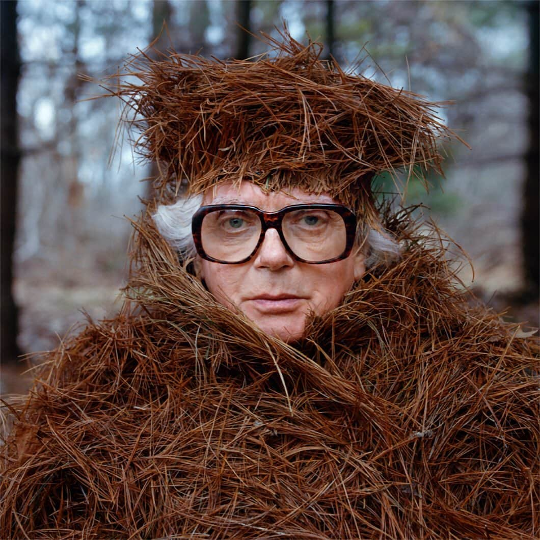 TED Talksさんのインスタグラム写真 - (TED TalksInstagram)「How far would you be willing to go for art? For this series of portraits, artists Riitta Ikonen and Karoline Hjorth cover their subjects in ethereal sculptures made from mud, sticks, kelp and other earthy elements. The pair was inspired by the integral role of nature in Nordic folklore and wanted to celebrate the people closest to those traditional tales: The elderly. They collaborated with farmers, fishermen, cosmologists and more in Iceland,  Norway — and as far away as Senegal! ”To us, much of Western society is unnecessarily confused when it comes to the usefulness of this absolutely rock-and-roll demographic," says Hjorth, noting that participation is voluntary but can get uncomfortable. "If you have doubts in the beginning, you will definitely regret it by the time Riitta is stuffing cold, wet bull kelp up your nose." Click the link in our bio to see more of these stunning images and learn the stories behind them.  [Images: @karoline.hjorth, @dashdorn, @eyesasbigasplates]」9月13日 2時30分 - ted