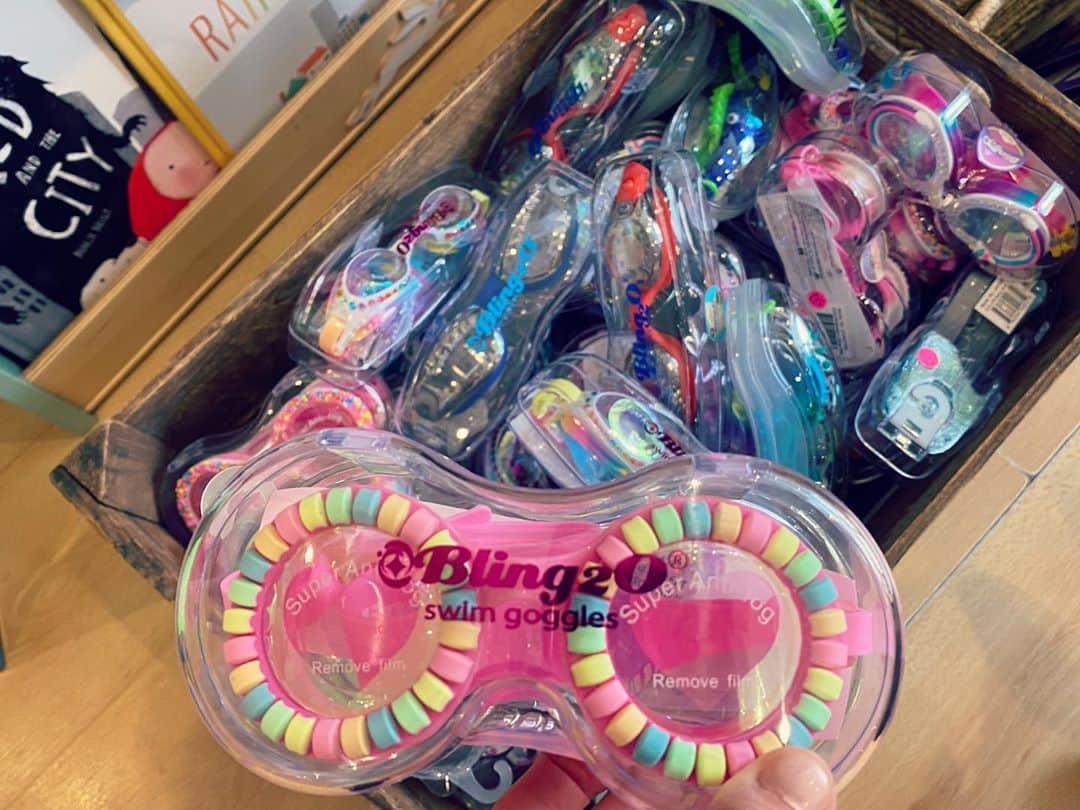 MEGさんのインスタグラム写真 - (MEGInstagram)「可愛い玩具屋さん、全力で個性発揮できそうなスイミングゴーグルあり🥽」9月13日 2時32分 - _x_meg_x_