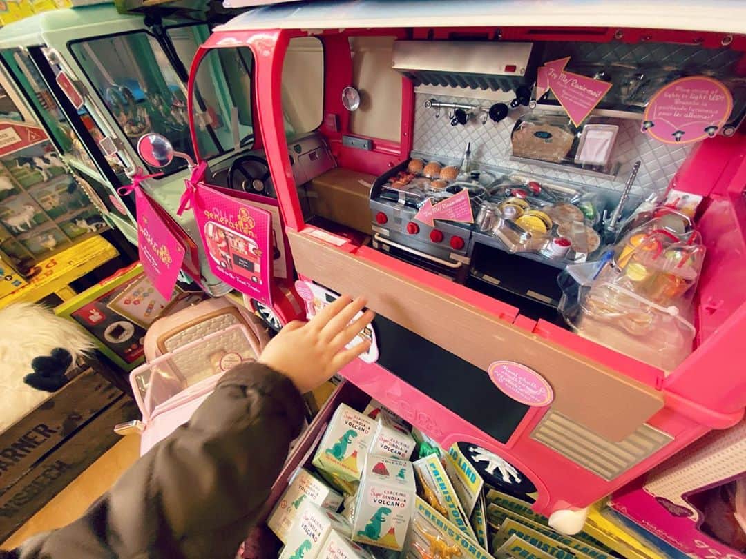 MEGさんのインスタグラム写真 - (MEGInstagram)「可愛い玩具屋さん、全力で個性発揮できそうなスイミングゴーグルあり🥽」9月13日 2時32分 - _x_meg_x_