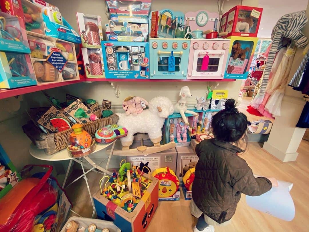 MEGさんのインスタグラム写真 - (MEGInstagram)「可愛い玩具屋さん、全力で個性発揮できそうなスイミングゴーグルあり🥽」9月13日 2時32分 - _x_meg_x_