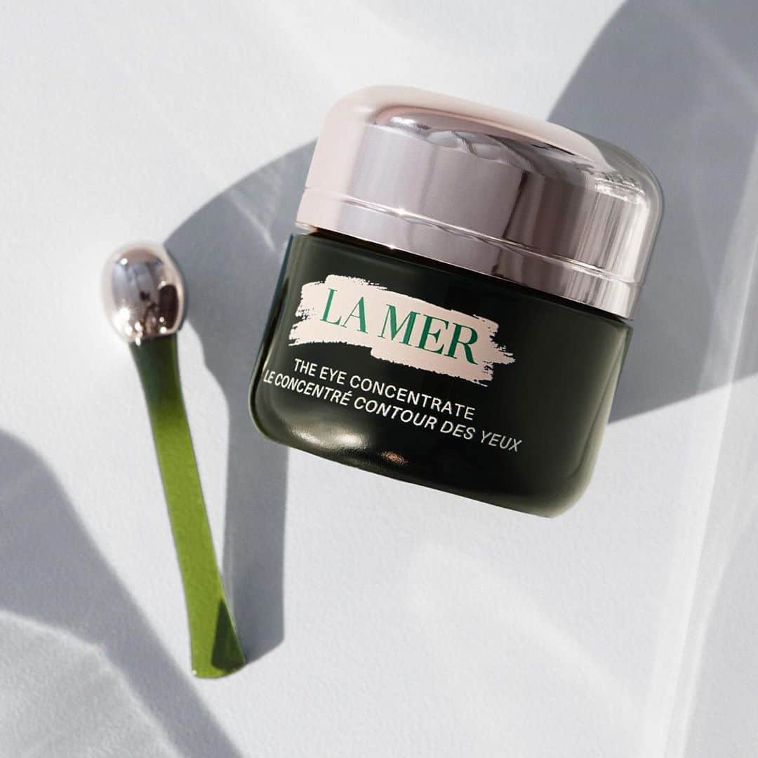 ドゥラメールのインスタグラム：「Set your sights on a new season stress and pollution free. Enlighten and protect the area under your favorite shades with antioxidant powerhouse Lime Tea and a triple concentrated dose of #MiracleBroth. #TheEyeConcentrate」