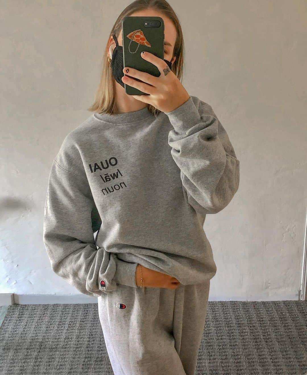 JEN ATKINさんのインスタグラム写真 - (JEN ATKINInstagram)「Our emotional support sweats are back on the site! tap tap tap ☁️ @theouai x @pizzaslime」9月13日 2時36分 - jenatkinhair