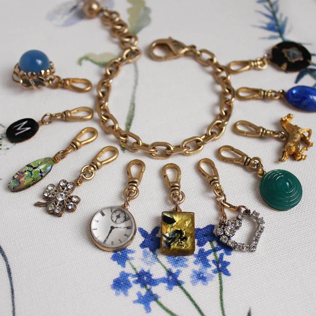 ルル フロストのインスタグラム：「Charms at the ready. And get this people - enjoy 40% off sitewide for a limited time. #lulufrost #reworkedvintage」