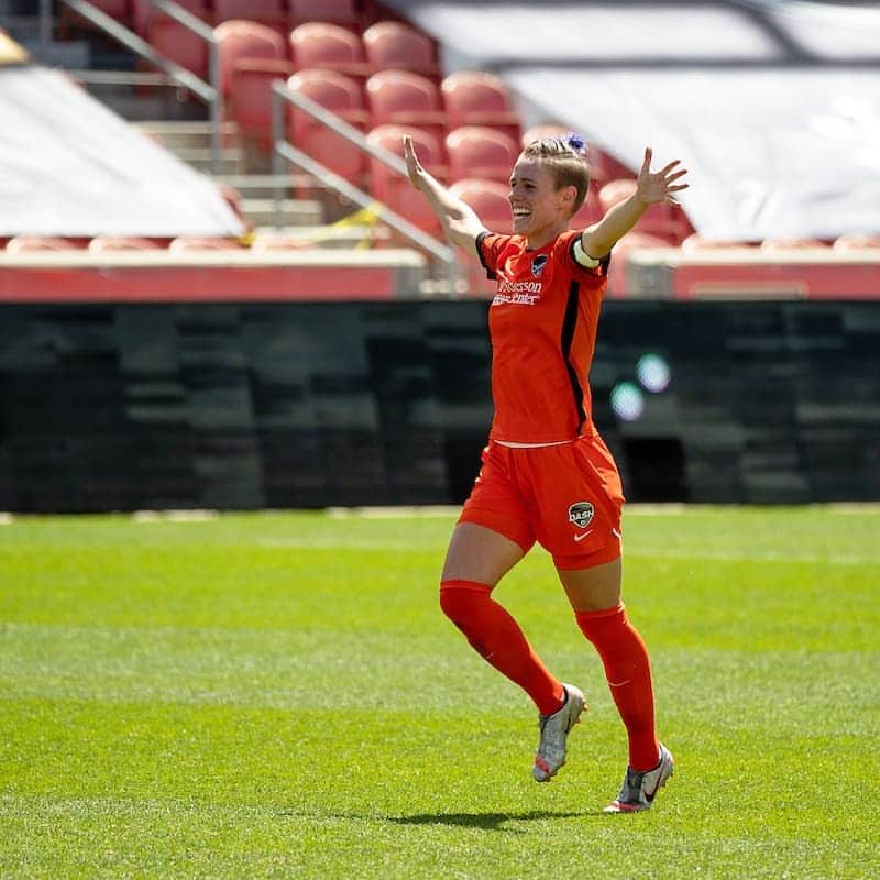 ソフィー・シュミットのインスタグラム：「Running towards Game Day like... . . #Dash #Houston #nike #NWSL」