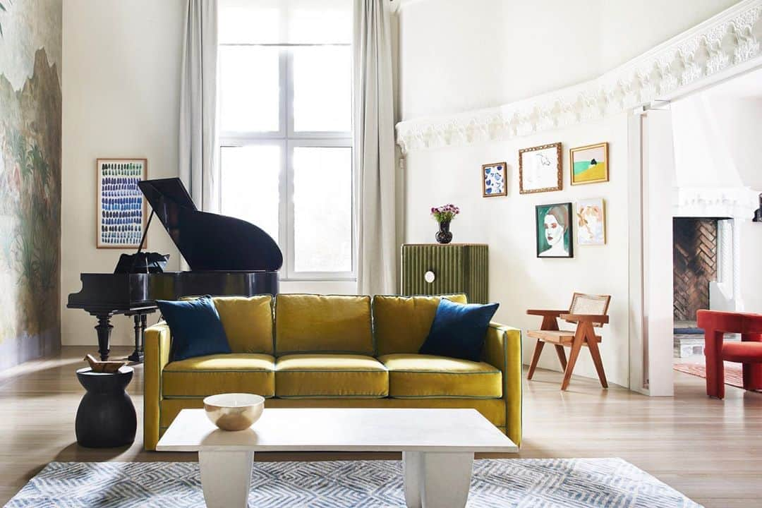 Anthropologieさんのインスタグラム写真 - (AnthropologieInstagram)「This preppy-with-a-twist living room is proof that in interior design, more really *is* more. Take the full townhouse tour at @anthroliving and shop the collection via the link in our bio. #AnthroLiving  Interior Designer: @paulacaravelli」9月13日 3時04分 - anthropologie