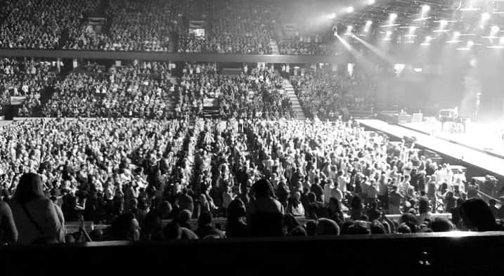 ブライアン・アダムスのインスタグラム：「Papa, did people really get together like this ?  #lifebeforecovid19」