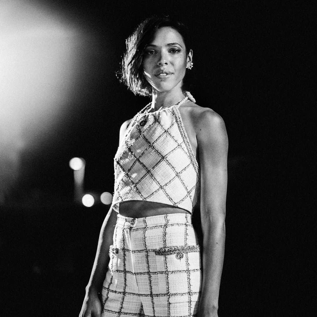 のインスタグラム：「Actress Zita Hanrot chose a white checked top with matching pants in light tweed from the CHANEL Cruise 2020/21 collection to wear at the annual CHANEL and Madame Figaro dinner during this year’s Deauville American Film Festival.  #CHANELinCinema #CHANELinDeauville #CHANEL @ZitaHanrot #ZitaHanrot @DeauvilleUS #Deauville2020 @MadameFigaroFR @CHANEL.Beauty #CHANELMakeup #CHANELFineJewelry」