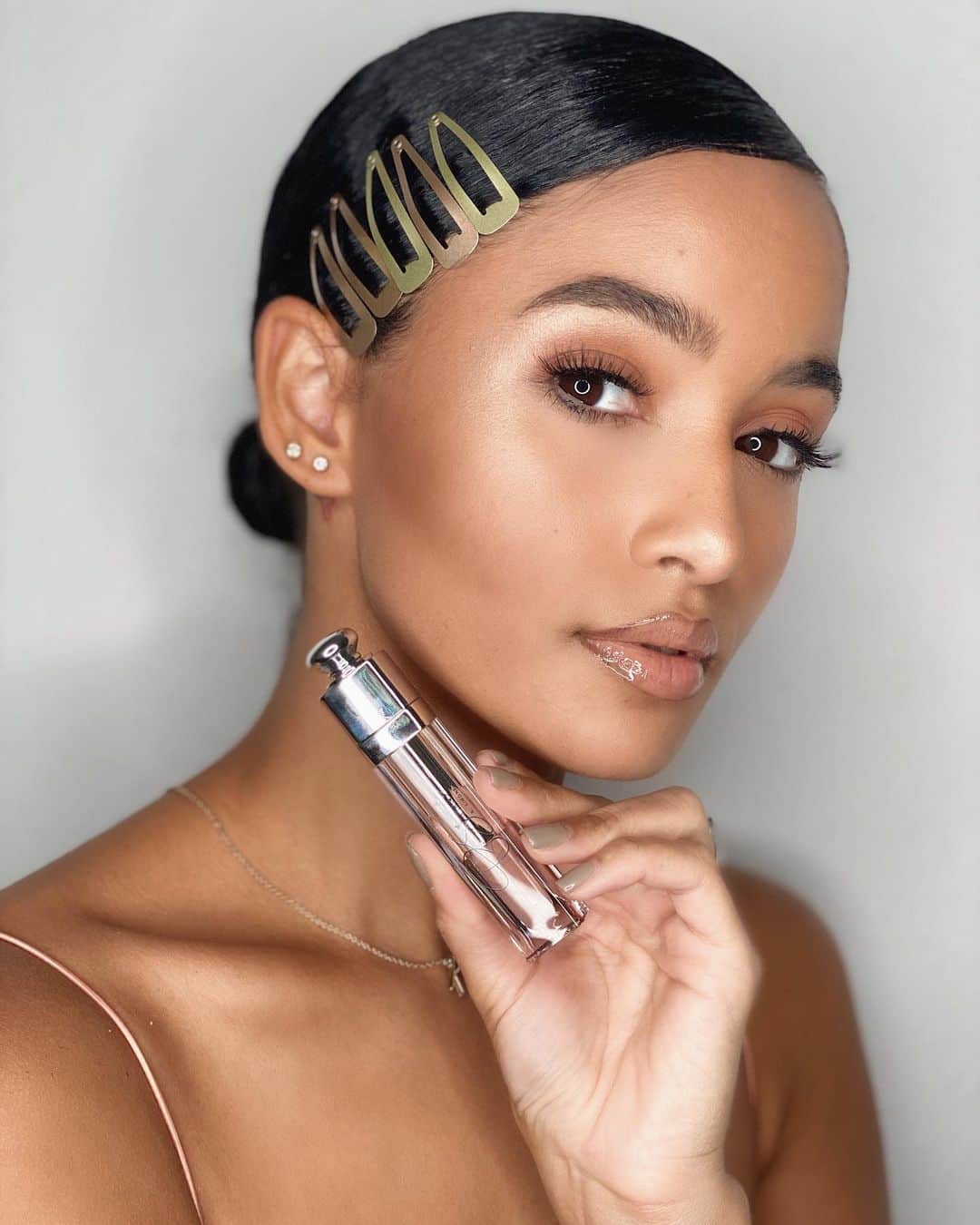 ケイラ・フィリップスのインスタグラム：「GUYS!! If you didn’t know @bsimonebeauty is 𝐑𝐄𝐒𝐓𝐎𝐂𝐊𝐈𝐍𝐆 September 15th!! I got on my favorite lip liner “Time will tell” & lip gloss “d tox”. Do not miss out on getting your favor shades 💋🌈✨」