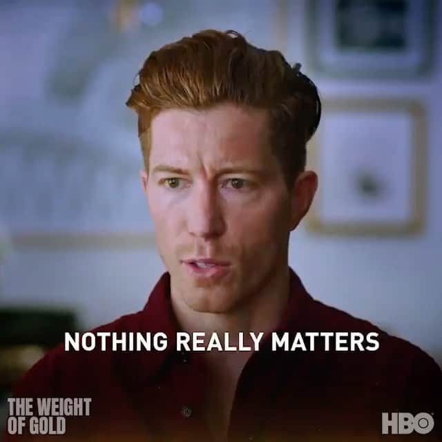 ショーン・ホワイトのインスタグラム：「It wasn’t until I heard Michael Phelps speak about mental health that I realized I was not alone in my feelings. I assumed success equaled happiness. But hearing Michael, who like me, has accomplished so much in his career as an athlete, could still feel empty at times, was strangely comforting to me. I've come to understand that at the end of the day, we are all just people with our own unique struggles, big or small, and it is ok to not feel ok. You don’t have to hide it in fear that others won’t understand or will judge you for it. If you haven’t seen it yet, check out HBO's documentary #TheWeightofGold. It was not an easy conversation but empowering to share some of the ups and downs of my career and pull back the curtain on topics that are not spoken about enough ... #MentalHealth needs to be a constant conversation ❤️」