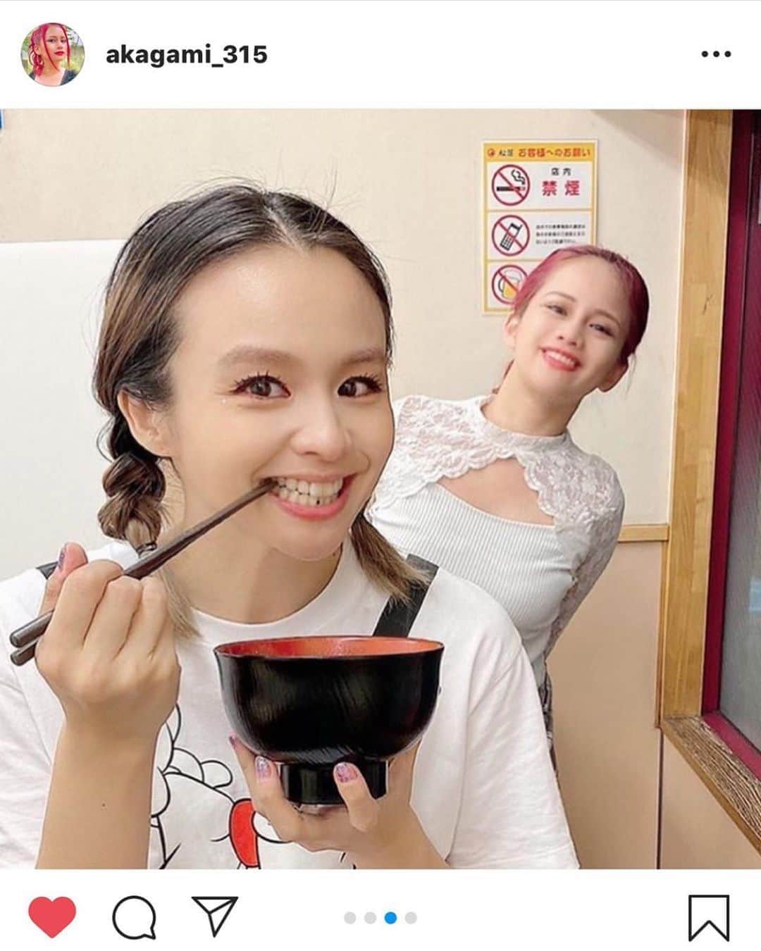 のインスタグラム：「・ ・ 赤髪社長が お手伝いをして下さり 旦那様は 運転手をして下さったので お礼です！ ちなみに 歯についてるのは ノリじゃなくて ネギだから（笑） ・ ↓ ・ #Repost @akagami_315 with @make_repost ・ 【てか歯にノリ、、、】﻿ ﻿・ 相変わらず毎日、幸せに生きておりますけども 9/10.11と連続で姉さんにご一緒してます。 ありがたい話です。﻿ ﻿ 普段、会えない有名な方やYouTubeや カメラのプロまで紹介してくださり もう本当に足を向けて寝れません。 いつもありがとうございます🙇‍♀️﻿ ﻿・ 9/10は misonoさんのお仕事の 撮影のカメラマンをなさってた  @elves63 さんは ・ 美容師で志木駅前に 立派なネイルサロンや美容室を経営する傍ら プロカメラマンとしても活躍なさってる凄い方💪✨✨🔥🔥 ・ 久しぶりに @ikup_ch さんの声も聞けて癒されました📣📣﻿ ﻿・ 9/12は 倖田來未さんのライブです‼️ 我が岩永家へのプレゼント🎁として misonoさんが倖田來未さんのチケットを買ってくださり⚡️ 夫婦で観てきます😭❤️ ・ もうね、本当に良くしてくださりすぎてる。 あのライブクイーン🎤の入手困難チケットを🎫😭⚡️⚡ ️﻿大阪行きのグリーン車新幹線代もmisonoさんが😭❤️ ほんま、足向けて寝れんわ。 ・ ありがたき幸せです🙇‍♀️✨✨ 写真は 松屋で歯にノリを挟んで笑う姉さんです。。。 えぇ、姉さんとて人間ですから。。。。 ﻿・ #赤髪社長 #赤髪 #インスタ映え #東京 #アラサー #27歳 #夏 #Twitter #photogenic #redhair #tokyo #tokyogirl #ferarri #Portofino #love #lovelydays #wonderfuldays #amazinghair #japan」