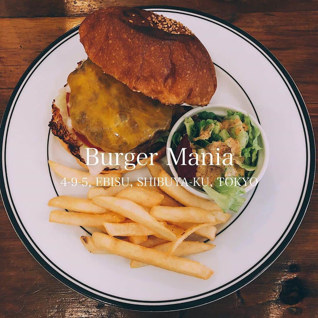 長坂 睦生さんのインスタグラム写真 - (長坂 睦生Instagram)「ハンバーガー食べに来ると﻿ 色々悩んだ挙句、結局チーズバーガー選びがち。﻿ 肉肉しいパティで焼き加減を選べます。﻿ 今回はミディアム。﻿ そしてセットドリンクは必ずコーラ🥤」9月12日 18時24分 - mutsukinagasaka
