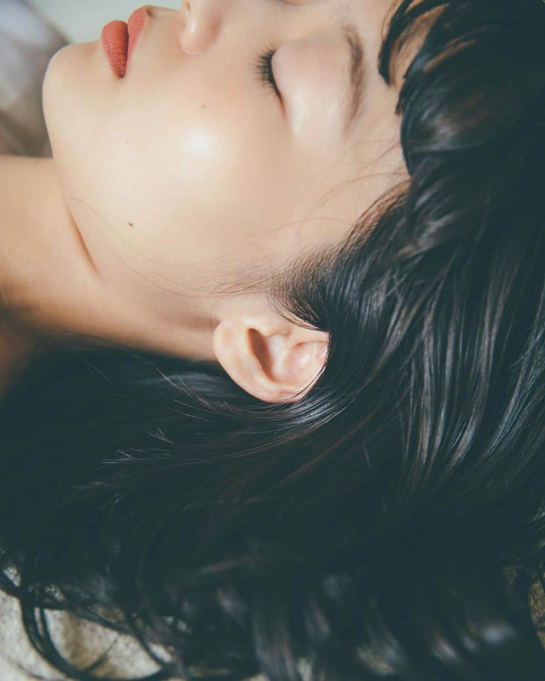 まつだみらいさんのインスタグラム写真 - (まつだみらいInstagram)「さきほどは突然のインスタライブ 、 お付き合いありがとうございました☺️ （24hIGTVにアーカイブあります） みなさんの感想を聞くことができて、 嬉しかったです😌🙏✨ ありがとうございます！  そして改めて素敵な方たちと、 初書籍をつくれたことに、 感謝の気持ちでいっぱいになりました😌  ph/Kyosuke Azuma @tokyojorkphotogram  hm&text/Mirai Matsuda mo/cumi @cumi_jungle  illustration/Chihiro Yoshii @chocochop2  design/Jiro Fukuda edit/Youko Nakamura（双葉社）、Nana Omori @7hebi   #私が私らしく生きる美学」9月12日 18時25分 - mira0911