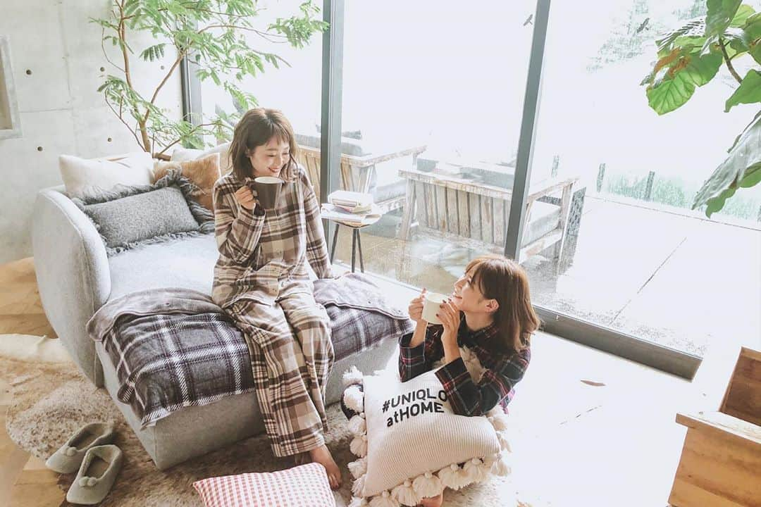 l.lily1013さんのインスタグラム写真 - (l.lily1013Instagram)「# 𝚄𝙽𝙸𝚀𝙻𝙾 𝚊𝚝 𝙷𝚘𝚖𝚎 @sayumikikuno ちゃんと #UNIQLO 2020 FW で パジャマパーティー😊 ・ 写真がたくさんなので小出しにさせてください☺️✨ ・ 友達やカップルでお揃いにするなら、こんな王道チェックがいいなぁ❤ ・ ブラウンの毛布は大人気の #ヒートテック 毛布！ ふわふわであったかい☺️❤ ・ クリスマスのパンフレットみたいだけど、ほんと撮影会楽しかった😊 6枚目のテーマは合宿だよ🤣 7枚目のスリッパもユニクロ！可愛いよね🐰❤ ・ ・ #ユニクロコーデ #uniqloコーデ #パジャマパーティー #パジャマ #パジャマ女子 #パジャマコーデ #パジャマ姿 #パジャマ女子会 #女子会 #女子会コーデ #athome #stayhome #ステイホーム #おうちコーデ #30代ファッション #ママコーデ #おうち時間 #locari#uniqloathome #ユニクロパジャマ」9月12日 18時27分 - l.lily1013