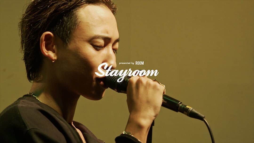 room onziemeのインスタグラム：「•﻿ STAYROOM LIVE vol.1 Archives﻿ ﻿ 🎙️ARTIST × 🍙Food Creator﻿ ﻿ TAEYO × MC Teteyan(ZIPANGU ONIGIRI)﻿ @kidtizzle  @teteyan  ﻿ MC Teteyan(ZIPANGU ONIGIRI)が、お酒を片手に手作りの美味しいご飯を食べながら、先日メジャーデビューを機にTaeyoungBoyから改名したTAEYOの素顔に迫っていく。 ﻿ さらに、Taeyoung Boy名義の楽曲も収録された特別なセットを披露。ギターの音色に、力強さと甘さを両立したヴォーカルが心躍らせるTAEYOのメジャーへの挑戦が見えるライブを見逃すな！﻿ ﻿ --------------------------------------------﻿ ROOM  OFFICIAL YOUTUBEにて配信中📺﻿ ※プロフィール記載のURLからCheck👏👏﻿ --------------------------------------------﻿ #room_jp #stayroom﻿ #kansano #kickashow #michaelkaneko﻿ #taeyo #thefin #urbanreserch」