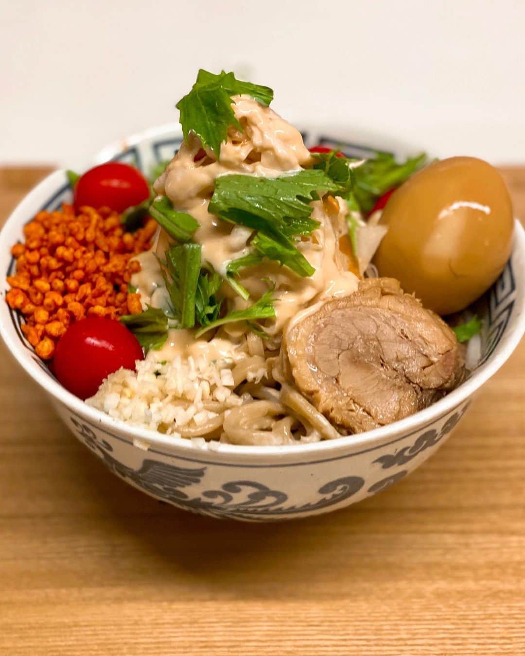 のインスタグラム：「『千里眼』の冷やし中華をお取り寄せ。﻿ 2人前で届くのですが、1人前の麺はけっこう小さいと思っていたら茹でたらかなりの量でした。﻿ 大根、にんじん、水菜、ミニトマト、ニンニク、生姜、味玉は用意して。﻿ かなり店で食べるのと近くて、家族も美味し〜！と喜んでました！﻿ ﻿ #千里眼 #千里眼冷やし中華 #具義ラーメン2020﻿」