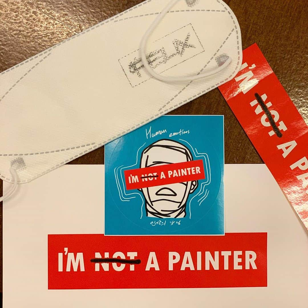 ペク・ミニョンのインスタグラム：「⠀ ⠀ 'I'm not a painter' - Felix 감각적이고 센스있는 첫 전시👣 #유엠갤러리#imrealfelix#😷 ⠀ ⠀」