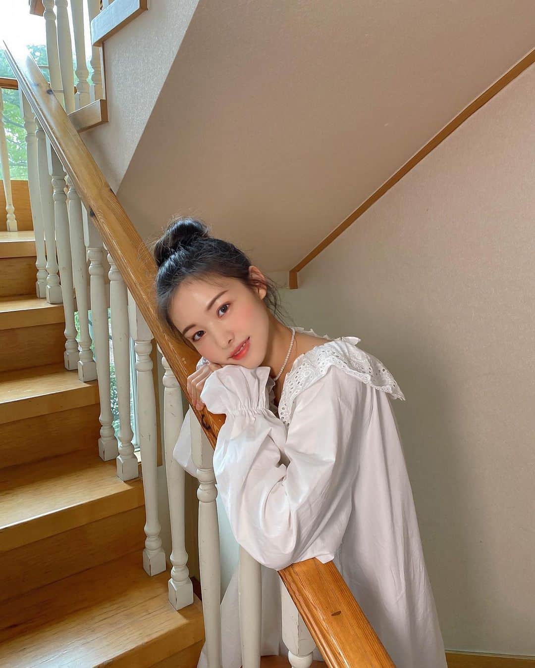Chuuのインスタグラム：「CHUU 2020 F/W open  펀칭&레이스 디테일이 돋보이는 원피스에요❣️  어깨부분 밴딩으로 되어 있어 자연스러운 오프숄더 원피스로도 입으실 수 있어요..!!  귀여운 크로스백과 함께 주말 러블리한 데이트룩으로 추천해요💋  #chuu#펀칭레이스원피스#데이트룩」