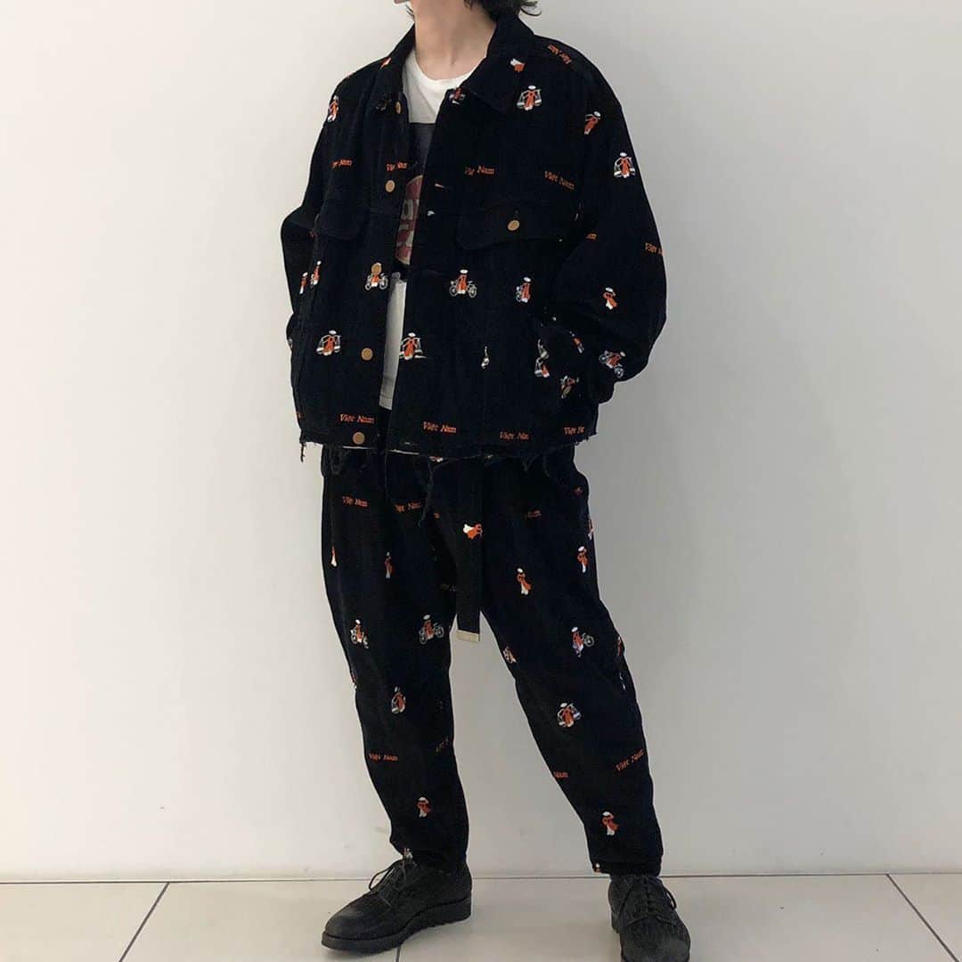 ROSSO MENさんのインスタグラム写真 - (ROSSO MENInstagram)「【doublet】 20AW 2nd delivery has arrived!  "VIETNAM ENBROIDERY JK" "VIETNAM ENBROIDERY WIDE"  jacket ¥56,000+tax pants ¥45,000+tax  size S,M  お取り扱い店舗 ◾︎ROSSO ミント神戸店﻿ Tel : 078-230-4710﻿ ※こちらの商品は店舗通販も承ります。 ※上記店舗のみでのお取り扱いにつき、お問い合わせにつきましても上記の店舗までお願い致します。﻿ ﻿ ﻿ ﻿   #ROSSOMEN  #URBANRESEARCHROSSO #URBANRESEARCHROSSOMEN  #URBANRESEARCH #アーバンリサーチロッソ #doublet #urbanresearchrosso_kobe」9月12日 18時39分 - urban_research_rosso_men