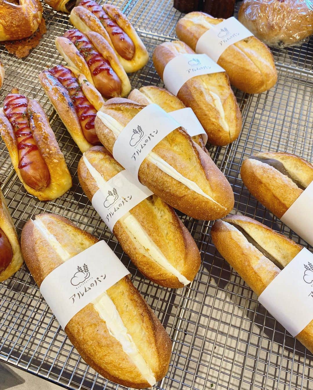 滝香織さんのインスタグラム写真 - (滝香織Instagram)「#パン屋さん巡り  #アルムのパン  @arum.pan  先日初めて行きました♪ かわいいパンや #キッシュ #ハード系パン や#萌え断サンド など種類がいっぱいありました✨ どれを買おうか迷っちゃいます🥺  お店もおしゃれな雰囲気✨イートインスペースもありました。  パン美味しかったので、また行ってみたいです。  #パン #パン好き #愛媛パン屋 #松山パン屋 #パン屋巡り #パンのある暮らし #愛媛 #アナウンサー #女子アナ #滝香織 @kaorin_taki」9月12日 18時40分 - kaorin_taki