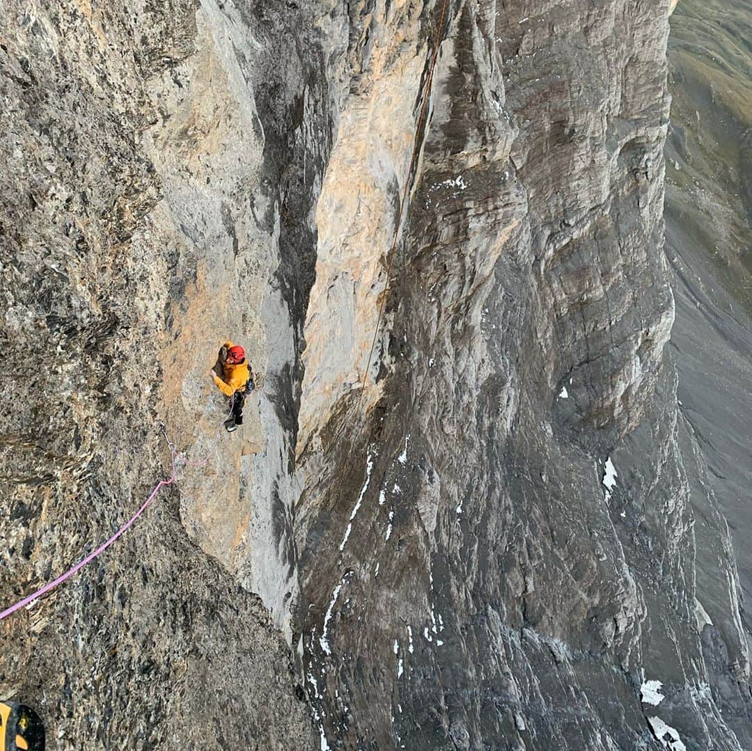 バーバラ・ザンガールさんのインスタグラム写真 - (バーバラ・ザンガールInstagram)「This was probably the most challenging climbing day we ever had. The Eiger can be pretty like the climbing in Rätikon but within a very short time it can change and then you experience how serious the North face can really be! This happened to us two days ago. After a really early start we had already a real fight to get over a very wet part of the wall. ! In total there were 4 pitches wet from 6c+ to 7c. Climbing a wet 7c feels super hard and insecure. It took us some time, luck and lots of motivation to reach the Czech bivi 2, but we made it perfectly in time. In the upper part of the wall we had perfect conditions and we were pretty fast and got over the last crux pitch at 6 p.m. The weather still looked good at this point. There where 4 more easy pitches to go before we would reach the top within 24h. (At this point we were 16 hours on the go, I had no fall and the psych was high) We had more than enough time left, we thought. Two pitches later a big storm hit us. It started to hail and rain cats and dogs, as I was in the middle of the second last pitch. I got soaking wet—no possible way to reach the next belay and no chance to climb down. (No fixed protection on this pitch) I had to improvise and found a good solution to get back to Jacopo. In this situation we perfectly worked together as a team thanks to all the adventures we experienced together. The temperatures dropped to freezing cold and the water turned into ice. We rappelled 31 pitches in a waterfall. When we reached the bivi and our warm sleeping bags (at 10p.m.) we couldn‘t be any happier!! That was better than any top or any success or summit. Glad we made it back, doesn‘t matter the fact that we had to bail at the second last pitch. (On the easy flat part on the very top) sometimes those pitches can turn into the most intimidating!! We always learn from the experience in the mountains! We made a mistake and got in trouble. Take care out there and respect the power of nature!   @blackdiamond  @lasportivagram @vibram @powerbar」9月12日 18時44分 - babsizangerl