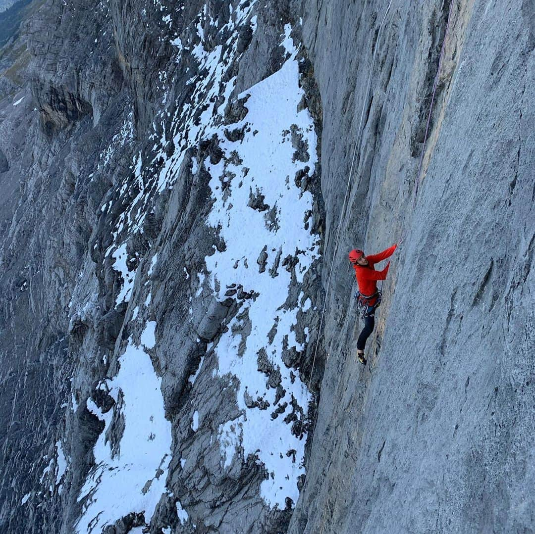 バーバラ・ザンガールさんのインスタグラム写真 - (バーバラ・ザンガールInstagram)「This was probably the most challenging climbing day we ever had. The Eiger can be pretty like the climbing in Rätikon but within a very short time it can change and then you experience how serious the North face can really be! This happened to us two days ago. After a really early start we had already a real fight to get over a very wet part of the wall. ! In total there were 4 pitches wet from 6c+ to 7c. Climbing a wet 7c feels super hard and insecure. It took us some time, luck and lots of motivation to reach the Czech bivi 2, but we made it perfectly in time. In the upper part of the wall we had perfect conditions and we were pretty fast and got over the last crux pitch at 6 p.m. The weather still looked good at this point. There where 4 more easy pitches to go before we would reach the top within 24h. (At this point we were 16 hours on the go, I had no fall and the psych was high) We had more than enough time left, we thought. Two pitches later a big storm hit us. It started to hail and rain cats and dogs, as I was in the middle of the second last pitch. I got soaking wet—no possible way to reach the next belay and no chance to climb down. (No fixed protection on this pitch) I had to improvise and found a good solution to get back to Jacopo. In this situation we perfectly worked together as a team thanks to all the adventures we experienced together. The temperatures dropped to freezing cold and the water turned into ice. We rappelled 31 pitches in a waterfall. When we reached the bivi and our warm sleeping bags (at 10p.m.) we couldn‘t be any happier!! That was better than any top or any success or summit. Glad we made it back, doesn‘t matter the fact that we had to bail at the second last pitch. (On the easy flat part on the very top) sometimes those pitches can turn into the most intimidating!! We always learn from the experience in the mountains! We made a mistake and got in trouble. Take care out there and respect the power of nature!   @blackdiamond  @lasportivagram @vibram @powerbar」9月12日 18時44分 - babsizangerl