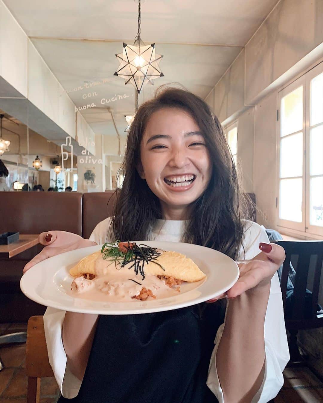 𝐊𝐚𝐤𝐢𝐠𝐢𝐅𝐮𝐤𝐚のインスタグラム：「． ． 大好きなオムライス屋さん行ってきて ご機嫌な様子😙🤍 ． かぼちゃのオムライスが ダントツでタイプなんやけど今日は明太子🌼 ． ． ． ． ． #マムーニア #カフェマムーニア  #三宮オムライス  #オムライス好きな人と繋がりたい」