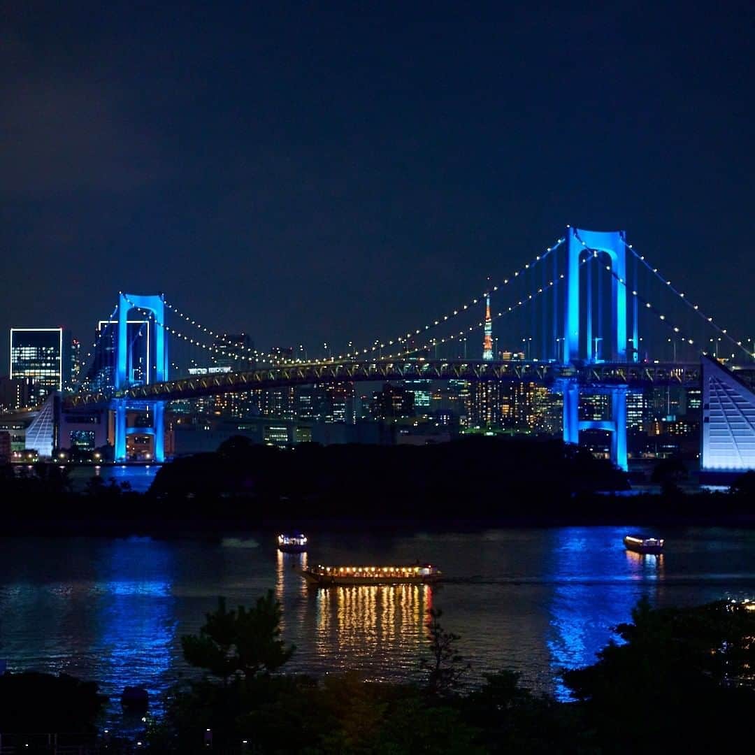 アクアシティお台場/AQUA CiTY ODAIBAさんのインスタグラム写真 - (アクアシティお台場/AQUA CiTY ODAIBAInstagram)「・ 【お台場夜景】 ・ ディナータイムを楽しんだ後は、夜のお台場をお散歩しませんか？ブルーのレインボーブリッジと東京湾に浮かぶ屋形船。東京タワーも見えますね。心地よい夜風の中、秋のはじまりを感じて。 ・ アクアシティお台場 @aquacity_odaiba_official ・ #アクアシティお台場 #レインボーブリッジ #raibowbridge #東京タワー #tokyotower #屋形船 #夜景 #yakei #夜景倶楽部 #夜景写真 #東京夜景 #映えスポット #風景 #景色 #お台場風景 #お台場絶景 #お台場スポット #view #お台場デート #デート #aquacityodaiba #お台場 #アクアシティ #東京リゾー島 #odaiba #aquacity #台場 #daiba #tokyo #japan」9月12日 19時00分 - aquacity_odaiba_official