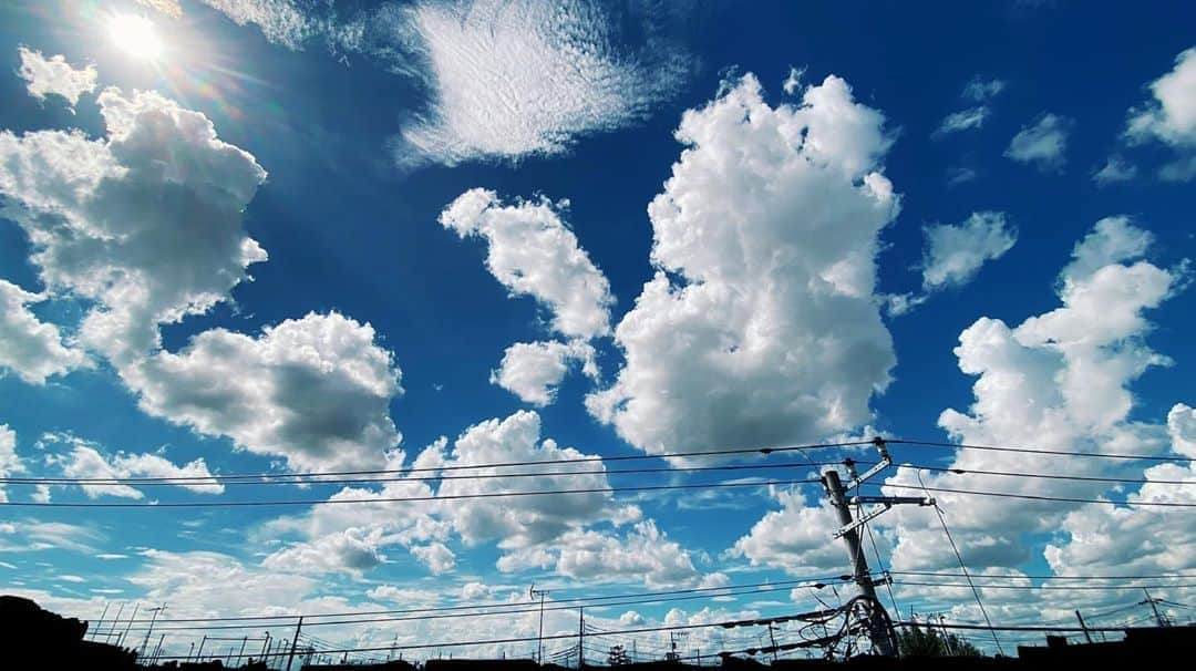 水上京香さんのインスタグラム写真 - (水上京香Instagram)「夏の終わりの、 青空と雲の底力を魅せられた日の記録を載せておきます。  P.S. 最近、同じ洗濯物を洗って干しては雨に降られを繰り返し、 ついに4回目を迎えてしまいました。 そのお洋服さんたち、本当にごめんよ。。 潔くコインランドリーに連れて行ってあげるから許してね。 #雨の日あるあるでしょうか」9月12日 19時01分 - kyokaminakami_official