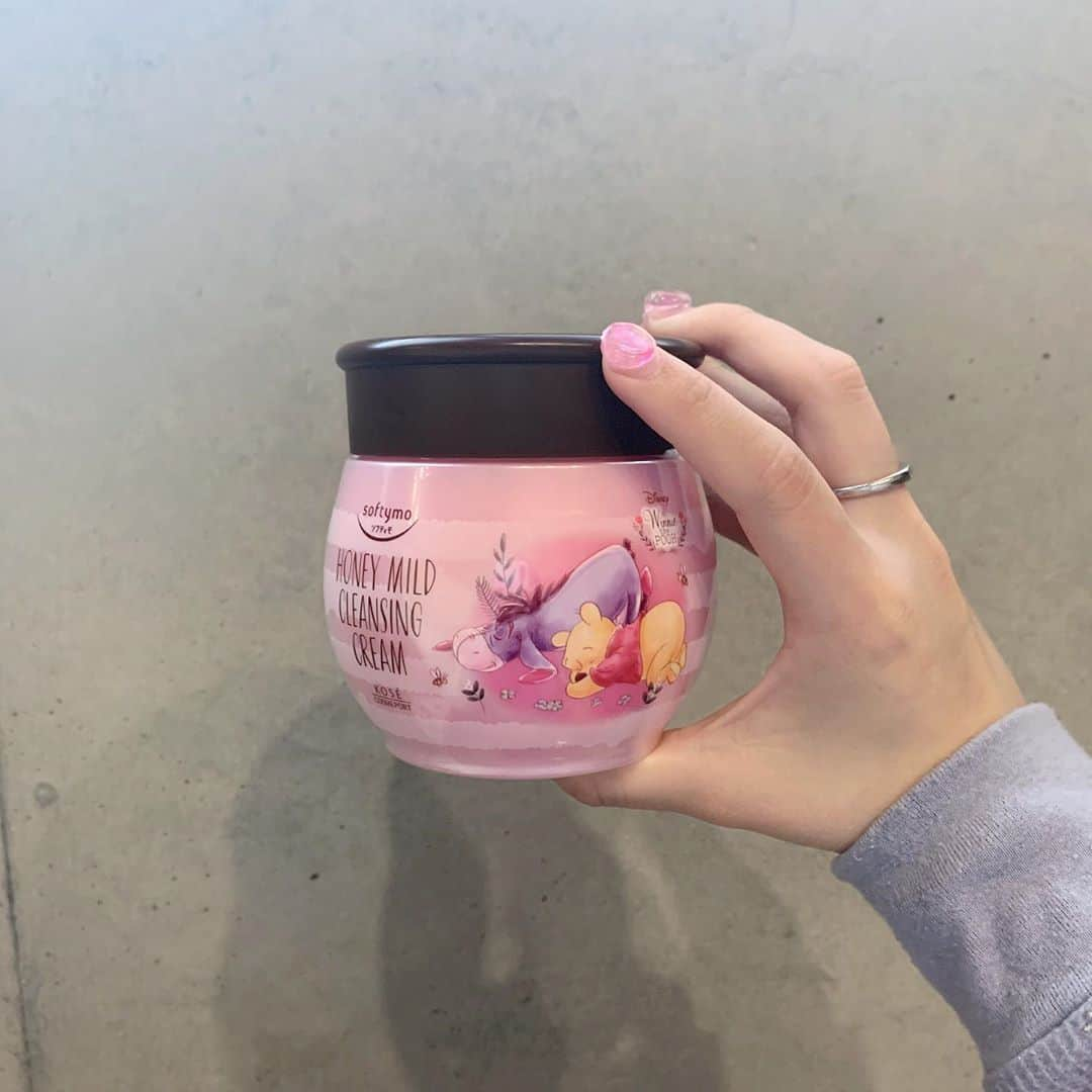 ふてこさんのインスタグラム写真 - (ふてこInstagram)「ソフティモのハニーマイルドシリーズからコールドクリームが新発売されたから早速使ってみた🙋‍♀️ 純度100％の6種のはちみつと美容液がたっぷり入ってるから使った後しっとりしてて乾燥しなかった👶🏻❤︎濃厚なクリームが肌にうるおいを与えながらしっとり落としてくれるし、まつエクにも使えるから嬉しい🥺シトラスハニーの香りさっぱりしてていい匂いで好き🥰  #ソフティモ　 #ハニーマイルドクレンジング　 #ハニーマイルドシリーズ　 #クレンジング　 #化粧落とし　 #メイク落とし　 #はちみつ　 #ハニー　 #コールドクリーム　 #クリームタイプ　 #まつエクOK　 #コーセーコスメポート #softymo_supported」9月12日 19時01分 - ftk__ms