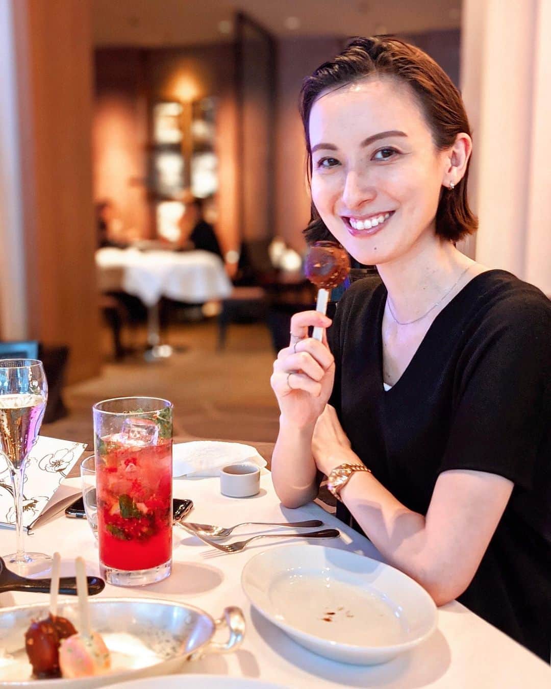 前田紀至子のインスタグラム：「9月から始まったオークドアでのウィークエンドブランチ、早々に予約を取って伺いました。  ソーシャルディスタンスばっちり、程良くフレンドリーながらホスピタリティ溢れる接客も、お料理も大満足で、時々はこうしてゆっくりブランチを愉しんでガス抜きしたいなとしみじみ。 そのためにも普段規則正しく真面目に過ごそうと思えるのも良いなぁ。  そして、折角のオークドア。 メイクは最近発売されたばかりながら、すっかり気に入っているアルマーニ ビューティーのネオ ヌード ファンデーションでライトなのにどこかラグジュアリーな肌作りを。 これだけだと色付きの乳液感覚で肌に馴染んで素肌っぽく（なのにイタリアンな潤いがバチっと出る）仕上がるし、更にネオヌード リキッド パウダーをささっと乗せると、リッチな艶感がプラス（今日は気合いを入れてたっぷり塗ってみました）。 アルマーニによるエレガンスを体現した女っぷりが上がるベースメイクアイテム、かなり好きかも。  ポイントメイクはと言うと、最近のスタメン、ディエムクルールにオルビス、そして美STでベスコスにも推したスリーのカラーライナー。  特筆すべきは、初めて買ったトゥーフェイスドのアイシャドウ下地。 こんなアイシャドウ下地初めて！と思えるほどヨレない、そして発色が格段にアップ（あと使い易い）。 シンディ @cindy.cinderella に薦めて貰ったのだけれど、抜群に良くて「良いものを教えてくれてありがとう…」と拝みたくなっています。  バーム系のアイシャドウは好きだけどヨレるのが気になるという方はよければ試してみてください。  そんな感じで生憎のお天気を吹き飛ばす素敵な土曜日だったのでした。  #armanibeauty#アルマーニビューティー#TODGrandbrunch#オークドアブランチ#ペリエジュエ#toofaced#トゥーフェイスド#ディエムクルール#orbis#オルビス#ディオールリップグロウオイル#diormakeup」