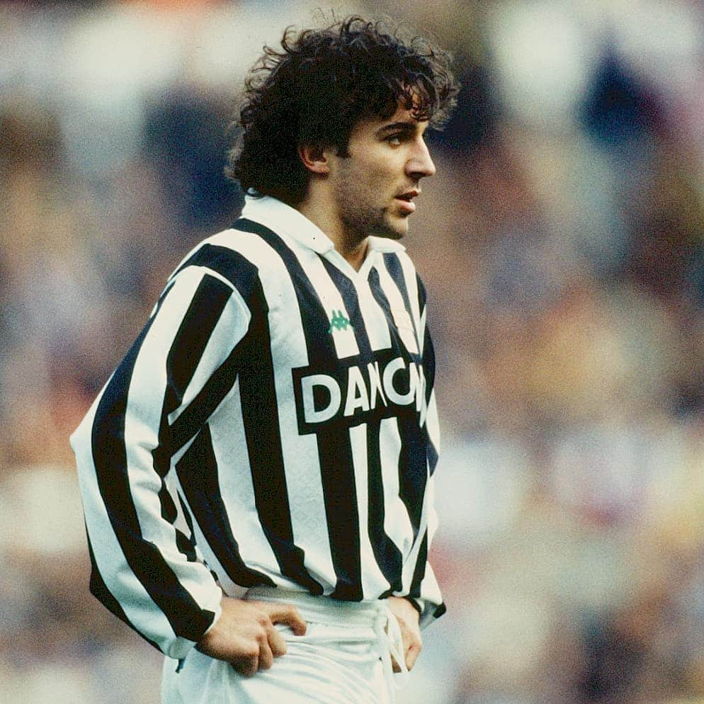 ユヴェントスFCさんのインスタグラム写真 - (ユヴェントスFCInstagram)「The beginning of the legend ❤️  #OnThisDay in 1993, @alessandrodelpiero made his Juventus debut!  #FinoAllaFine ⚪️⚫️ #ForzaJuve」9月12日 19時06分 - juventus