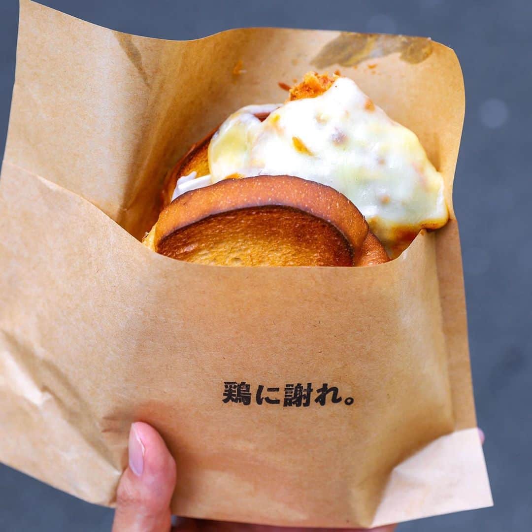 きょん。さんのインスタグラム写真 - (きょん。Instagram)「.  .  ハイライトカツサンド @hilite.katsusando  カツサンドを 覆うたっぷりチーズ。  ざっくざくの中に トロみが加わって なお旨し。  今月から 提供スタート 新サンド🤤  #kyoto#kyotogourmet #ハイライトカツサンド」9月12日 19時07分 - kyon_tokiiro