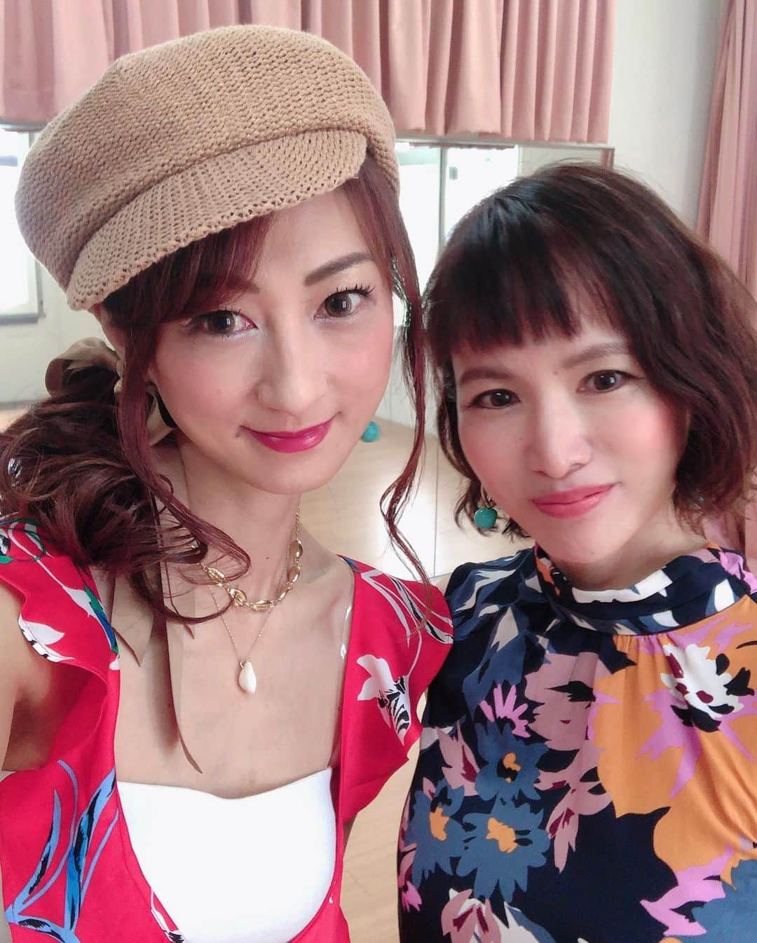 彩耶さんのインスタグラム写真 - (彩耶Instagram)「#𝙊𝙍𝘼𝙉𝙂𝙀 🧡 ・ ボタニカル柄が可愛いオールインワン @pepejeans 褒められてご機嫌顔😊 ・ ・ この日は、お友達にたくさん逢えたよ〜♡ ・ 朝から、神戸でウォーキング講師のお仕事を終え…👠✨ そして、大阪へ🚗 ・ ・ 公私ともに仲良くしてるこずえちゃん @happy.kozue #言葉や行動で想いを伝える #ほーんと大事だね😌✨ ・ お仕事デキる女性で そして細やかな気遣いもできちゃうめぐみさん @m.s_1.11_ #お心使いに感謝😊 #イヤリングお似合いです💙 ・ YouTubeにTikTokでも人気の国民的美魔女のまぁちゃん @m.s.felice #今度はフナシェフ #ありがとうね💕 ・ モデルでピアニストのKeiさん @kei.keilove #今度はどこランチ行く❓💕 ・ ・ ・ 私の周りには素敵な女性がいっぱいです😌 ・ ・ ・ ・ ・ #インターコンチネンタル大阪 #インターコンチ #パティスリールシェルシェ #ケーキ #お茶 #teatime #モデル #model #ウォーキング講師 #秘書 #インフルエンサー #神戸 #kobe #followme #フォローミー #beauty #お洒落さんと繋がりたい #ファッション #オールインワン #ロンパース #pepejeans」9月12日 19時07分 - 3aya11