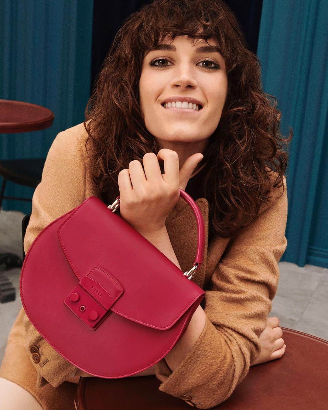 フルラのインスタグラム：「It’s @gretaferro’s playful choice of color – let the Furla Metropolis Top Handle pop in your wardrobe.  #thefurlasociety #furlafeeling #newcollection #furla #accessories #fashion」