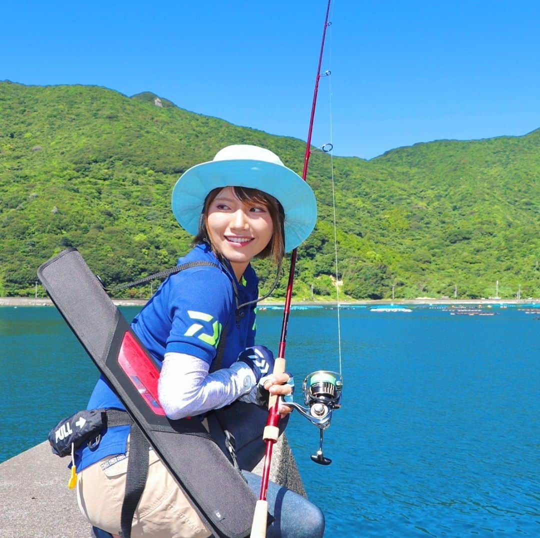 秋丸美帆さんのインスタグラム写真 - (秋丸美帆Instagram)「旅先でふと海を覗き込むと、魚が沢山！！そんな時、竿があれば...と何度思った事か😥 これからは、このパックロッド『セブンハーフ』が旅のお供になってくれそうです⭐️  #fishing #kochi #daiwa #rod #釣り #セブンハーフ #ロッド #高知」9月12日 19時10分 - mippy34