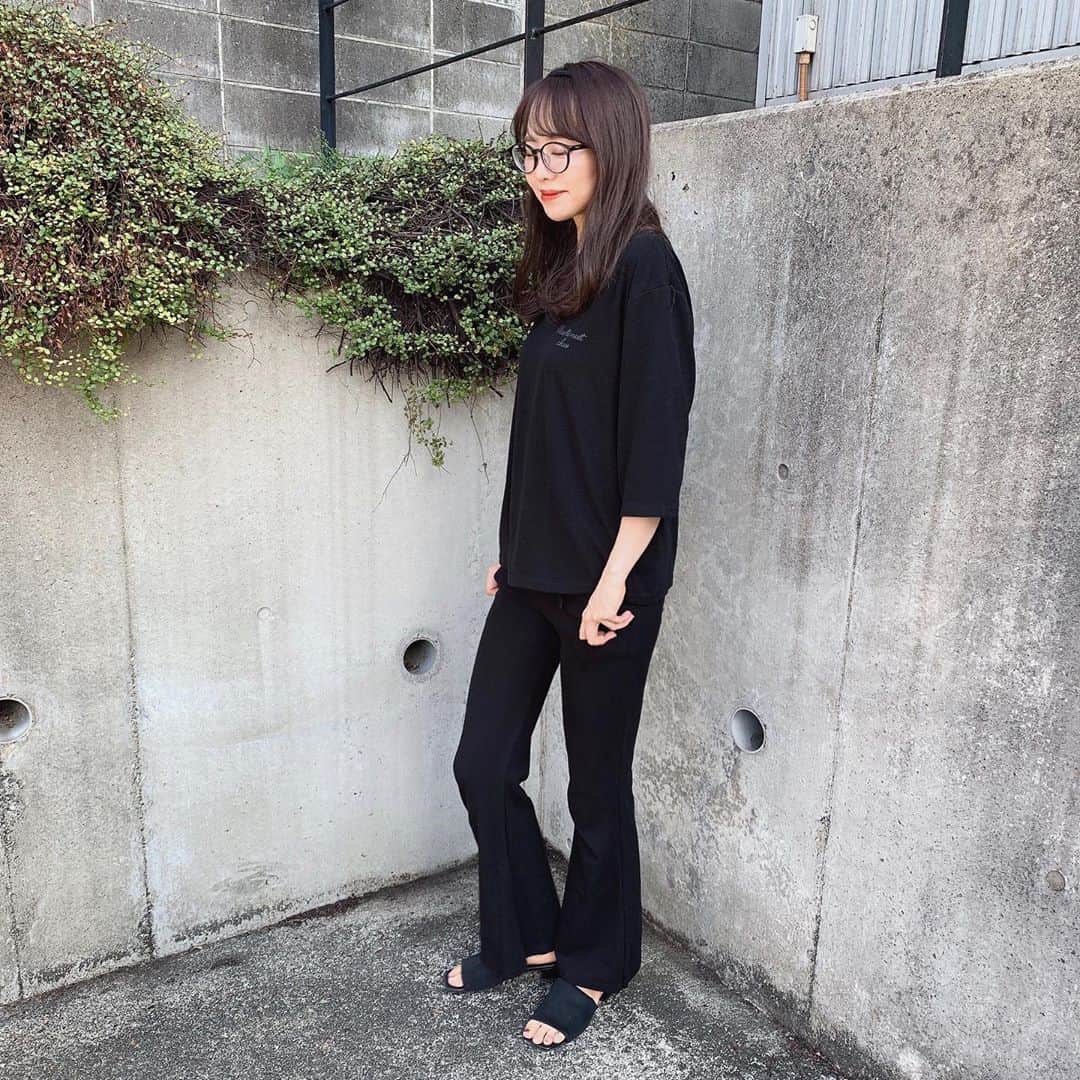 SHIHORINのインスタグラム：「𓂃𓂂𓇸﻿ ﻿ @chuu_japan× @3rdspring_official ﻿ コラボのワンマイルセットアップ👗﻿ ﻿ 肌触りよくてかなり伸縮性があるし、﻿ 着心地よすぎて感動した🥺﻿ サイズはフリーサイズ✨﻿ 珍しくブラックにしたら﻿ 着痩せしてみえるし最高…♥とにかく楽チン🐈💕﻿ 他にも3色あってカラバリ豊富だったよ🤔💡﻿ @3rdspring_official のサイトで購入できます🛒♡﻿ ﻿ 外にも着ていける部屋着のセットアップなので﻿ このままコンビニへ行きました〜🏪💭﻿ ﻿ #3rdspring #chuu #roomwear #fashion #setup #onemilewear #部屋着 #セットアップ #ルームウェア #ワンマイルウェア #おうち時間 #韓国通販 #韓国ファッション #メガネ女子 #高身長コーデ #お散歩コーデ」