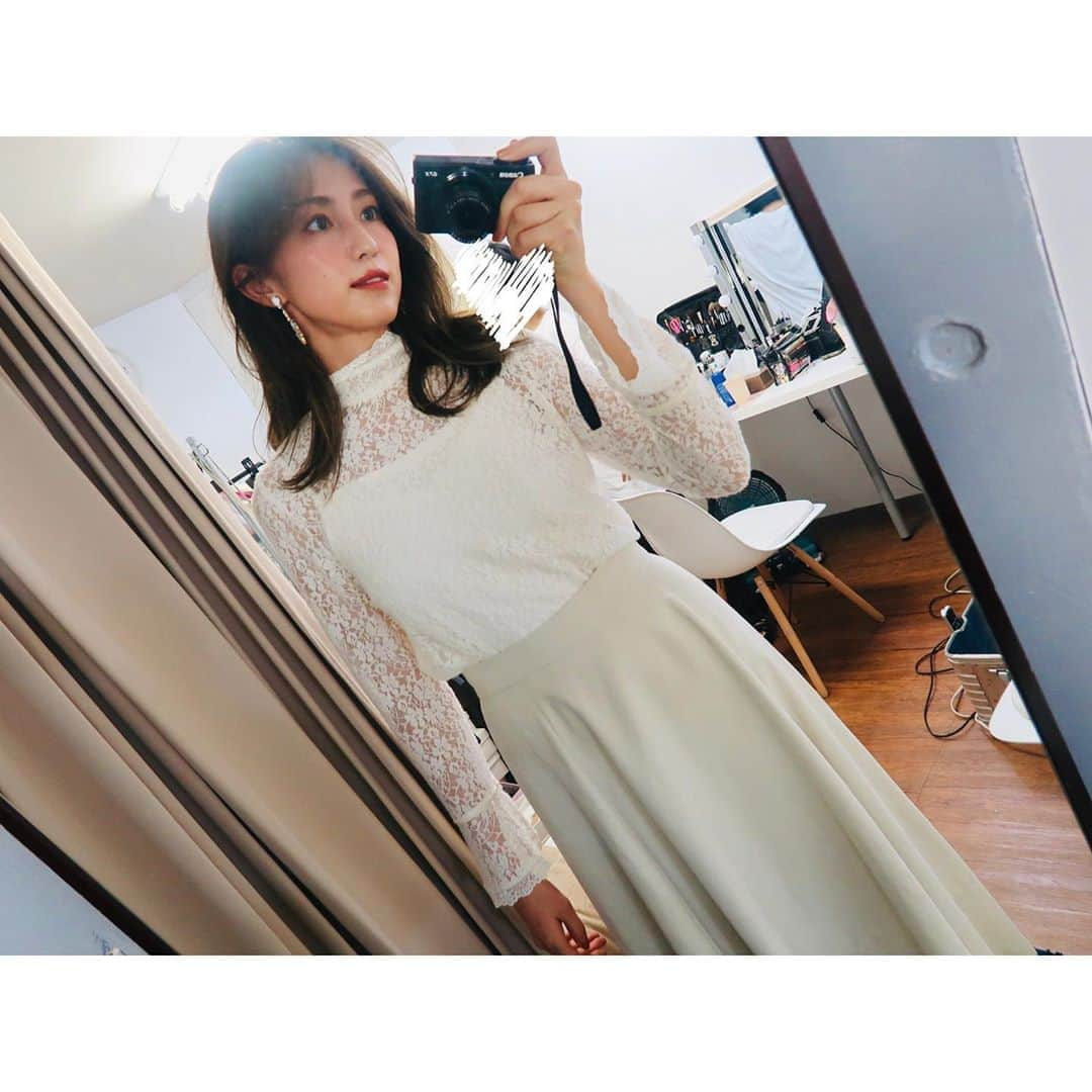 有村実樹さんのインスタグラム写真 - (有村実樹Instagram)「👗﻿ 撮影で着たオールホワイトコーデが可愛かった♪﻿ ﻿ 美人百花、11月号です。﻿ あと1号撮影したら、もう2021年1月号！﻿ ﻿ 今年は自粛でお家にずっといたせいか、去年よりも短く感じます🏠😲💦﻿ ﻿ ﻿ #美人百花 #ファッション #撮影 #fashion #ホワイト #ホワイトコーデ #秋服 #大人可愛い #きれいめコーデ」9月12日 19時17分 - arimura_miki