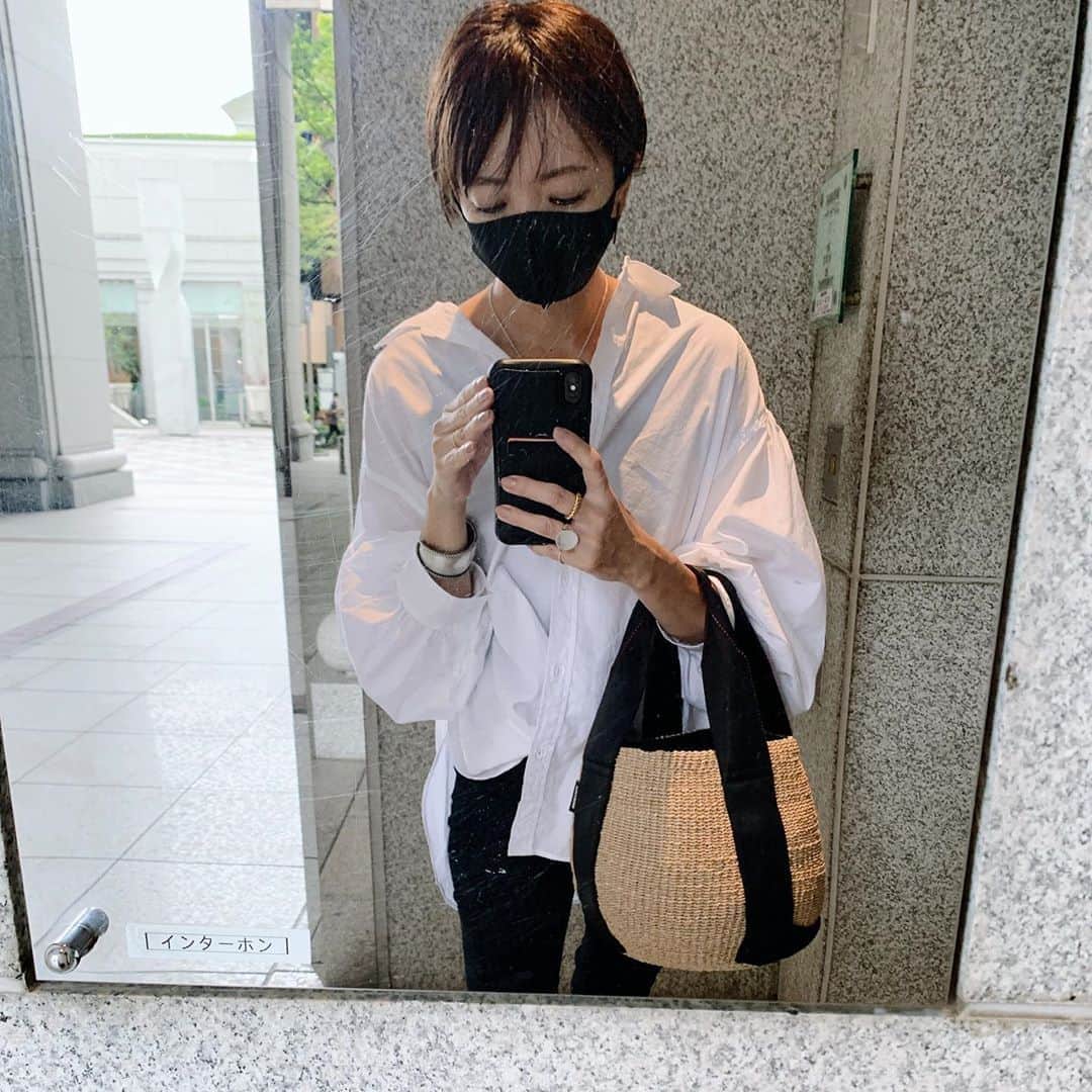 EMIのインスタグラム：「☆ 分かりづらいけど 後ろバッサリ✂︎ @ayakoyanagi ありがとう♡♡ 次目指すスタイルに向けて 頑張ろ😆 #ショート」