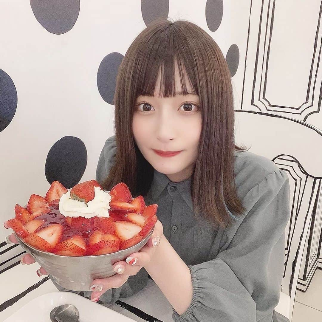 山本優菜さんのインスタグラム写真 - (山本優菜Instagram)「今年初のかき氷🤍  久しぶりに可愛いカフェに行ったかもしれない、、  いちごいっぱいで美味しかった！！  #新大久保カフェ #新大久保グルメ #かき氷 #新大久保かき氷 #新宿カフェ #新宿かき氷」9月12日 19時18分 - yamamoto__yuna