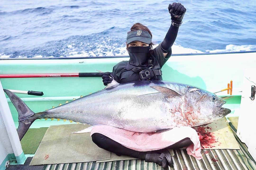 スーパーナブラのインスタグラム：「． ． 毎年夏の恒例マグロプレゼント企画です！ (編集が遅くなりごめんなさい🙏) ． ． 釣ったマグロと青森の銘酒田酒を プレゼントさせていただきます🎁 ． 50キロ〜60キロの大きなマグロで とても美味しかったですよ😋 ． 動画で釣ったマグロで 最後にお寿司になっていたマグロです ． ． 私がいつもお世話になっている居酒屋さんで マグロお刺身用の柵(3人前)が29個 田酒30名さま分を無料でご用意しております マグロとお酒が無くなったら終了します🐟 ． 大好きな場所小泊に 遊びにきてもらいたいという想いがあるので 小泊以外にお住まいの方限定とさせていただきます🙏 ※1人1回 ． 解体後にすぐ真空冷凍してあるので 予約してから行って下さい🙇‍♀️ (いきなり来店された場合お出しできません🙇‍♀️) ． 青森地酒の田酒を置いてきたのでマグロと一緒に一杯プレゼントします🍶 (無くなり次第終了) ． 酒場には美味しいメニューが沢山あるのでマグロ以外にも食べて飲んでもらえたら嬉しいです🍀(ラーメンやカレーやエビもおすすめ😆) ． 青森県の小泊は絶品メバルが食べれるとても素敵な場所です✨ ． ． わら家 ． 所在地 青森県中泊町大字小泊186 (小泊館の斜め向かいです) ． 予約電話番号 09040401787 ． 予約電話の受付時間は 16時〜21時まで 営業時間18時から 火曜日が定休日です🙇‍♀️ ． ． 🚨おしらせ🚨 マグロ釣り映像をYouTubeで公開中です！ Instagramの自己紹介欄中のURLか YouTubeでスーパーナブラと検索して ぜひみてくださいね💕 ． ． #小泊#青森#マグロ#うまい！ #東北#風景#海#温泉#旅館#ホテル#和食 #グルメ#露天風呂#足湯#GW#車中泊 #景色#釣り#ブラックバス#バス釣り #発見#おでかけ#女子旅#ツーリング#魚 #自然#釣り#釣りガール#YouTube#旅」