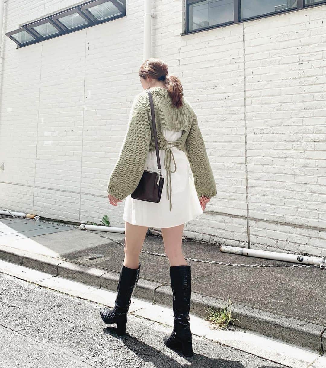 mina hinokuchiのインスタグラム：「. 今日から予約スタートしてる バックレースアップが可愛い短丈ニットとブラウスSET♡ . セットで着るバランスがめちゃ可愛い！ ニットだけ他のボトムと合わせたり、 涼しくなるまでは中のブラウスだけ使うのも良さそう！ (3枚目にブラウスだけの着用写真載せてます♪) . . #whoswhochico #salonbychico #フーズフーチコ #ZOZOで¥1000クーポンしてます🍁 #予約も対象」